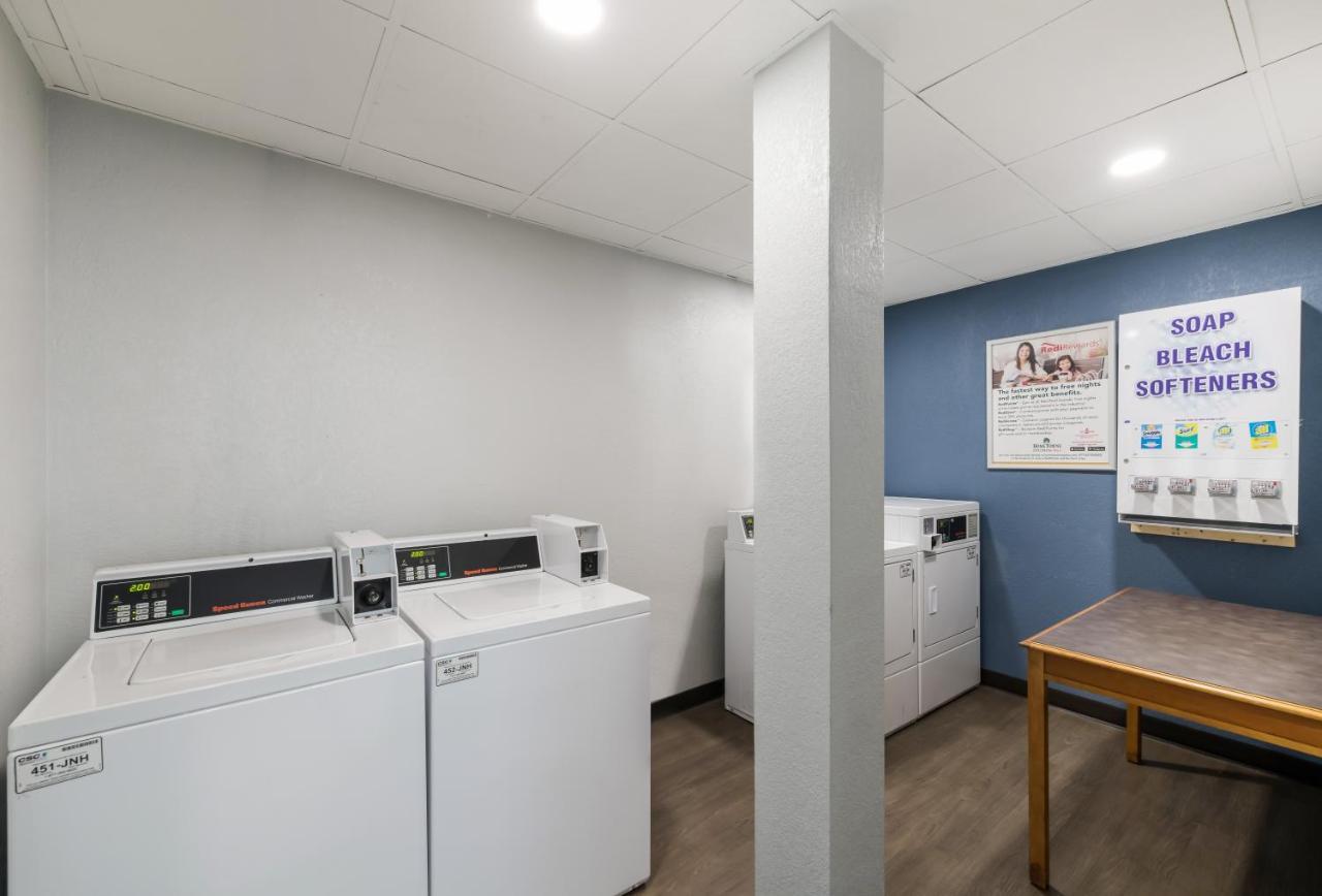 Hometowne Studios By Red Roof Newport News - Hampton West المظهر الخارجي الصورة