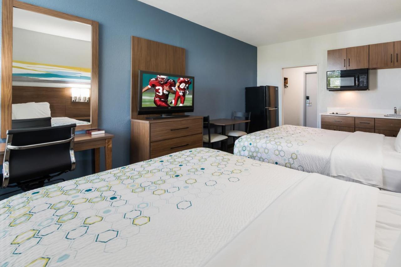 Hometowne Studios By Red Roof Newport News - Hampton West المظهر الخارجي الصورة